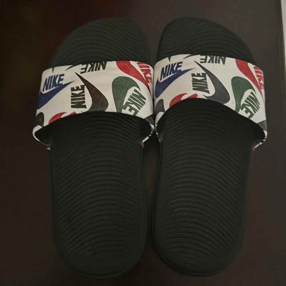 Nike black white/multiple colored slides size 2Y!